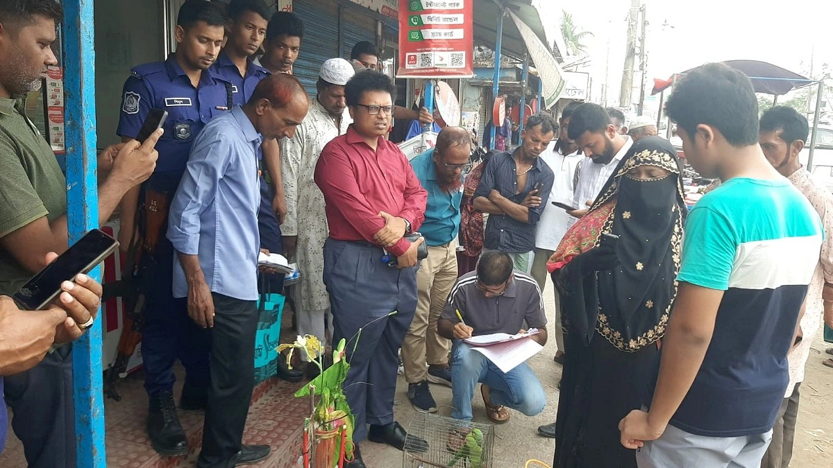 খাঁচায় কেন টিয়া, গুনতে হলো জরিমানা