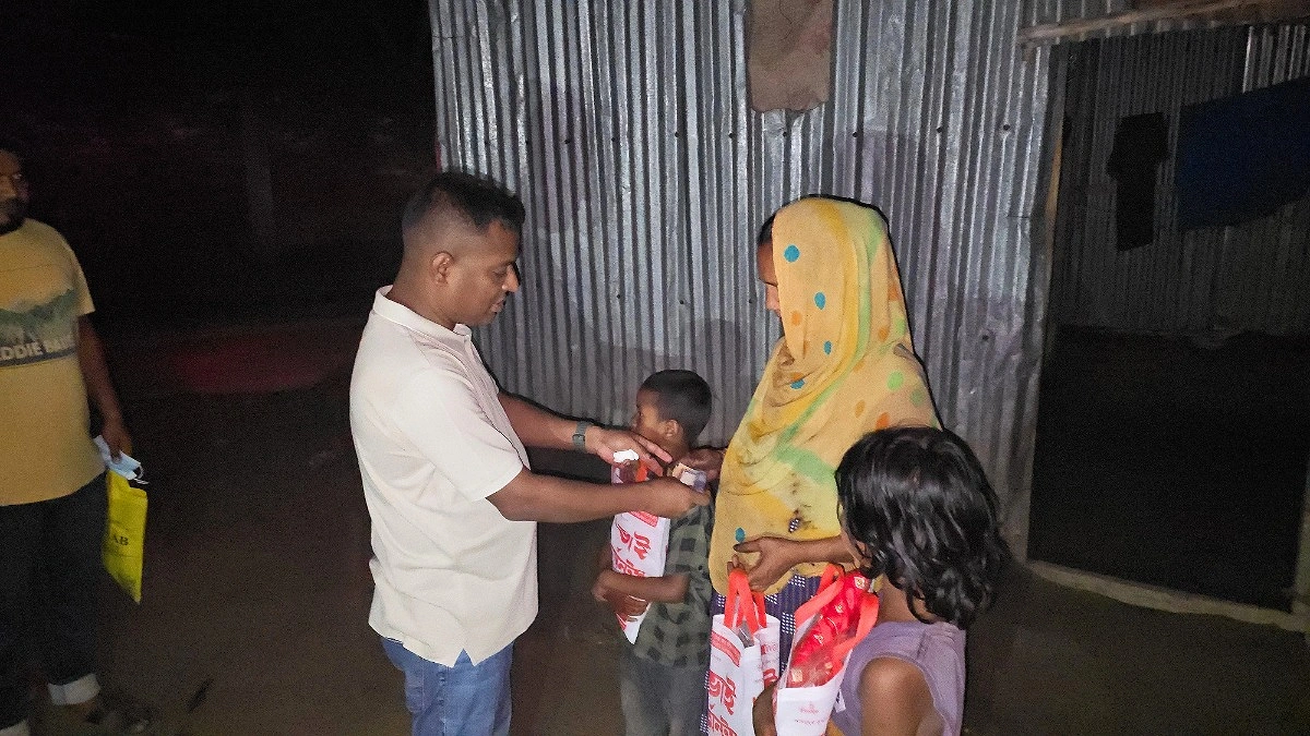 অভিভাবকহীন তিন শিশুর ঈদ আনন্দে পীরগঞ্জের ইউএনও