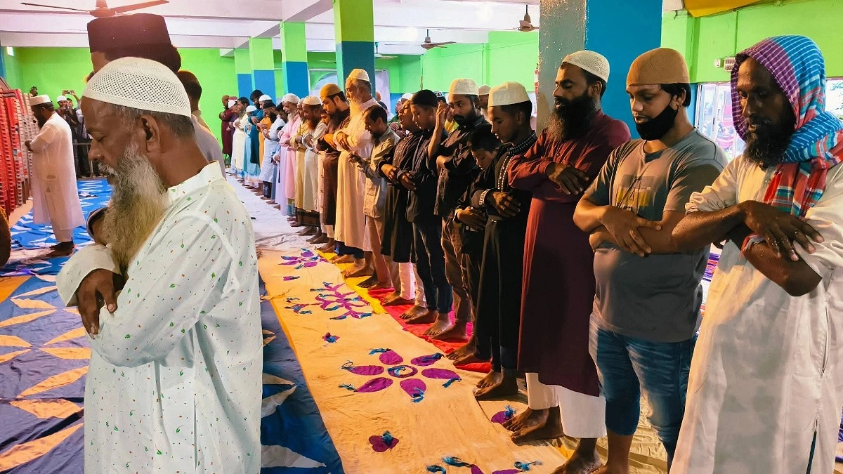 দিনাজপুরে হয়ে গেল ঈদের জামাত