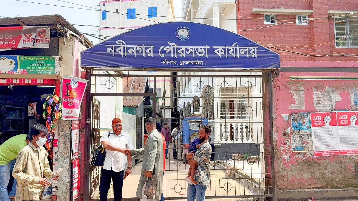 অফিসে অনিয়মিত, বেতন তোলেন নিয়মিত : অভিযোগ পৌর কর্মকর্তার বিরুদ্ধে