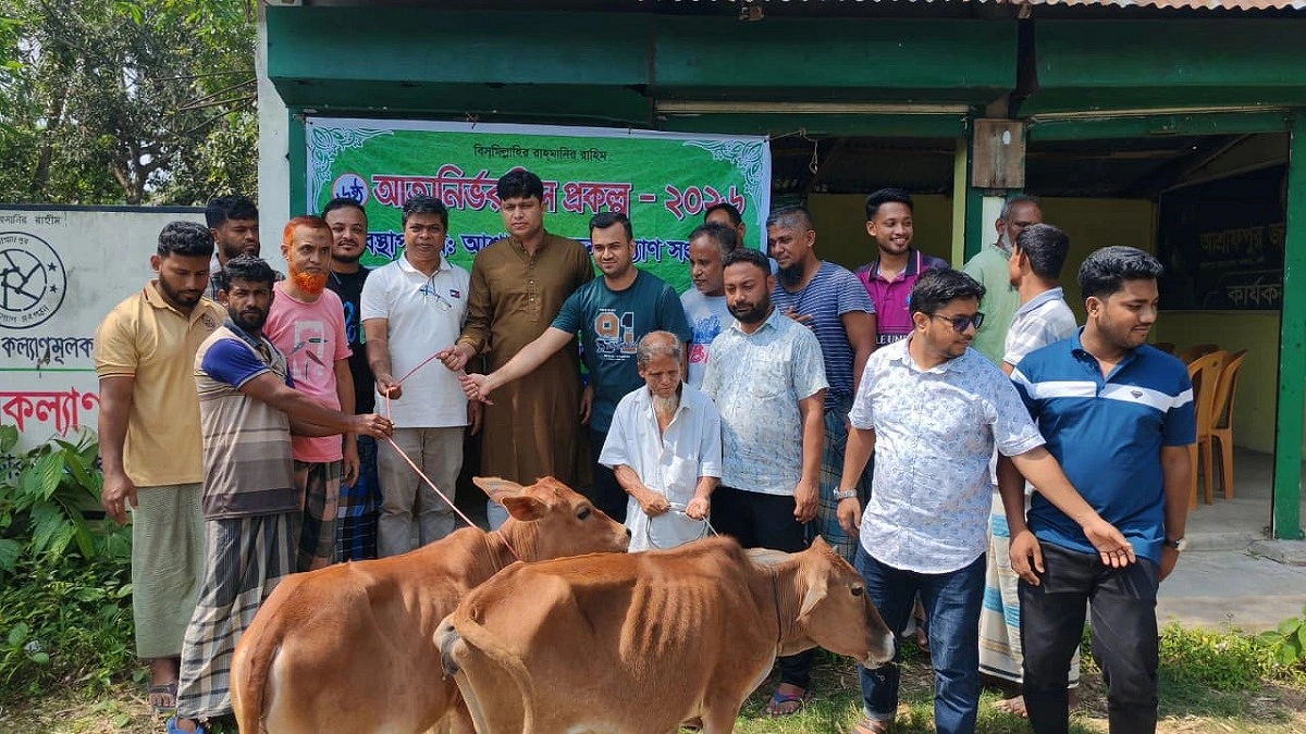 পরশুরামে তিন পরিবারকে গাভী উপহার