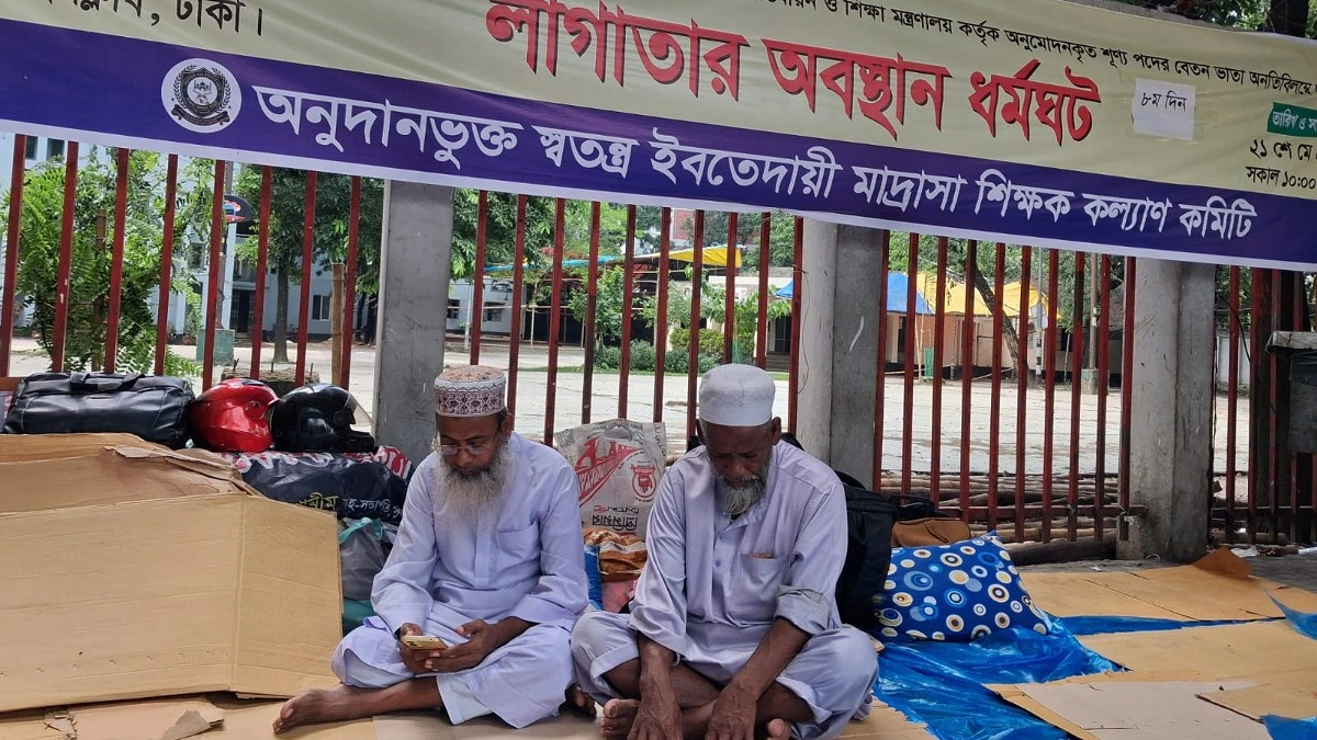 ঈদের দিনেও প্রেস ক্লাবের সামনে শিক্ষকদের ধর্মঘট!