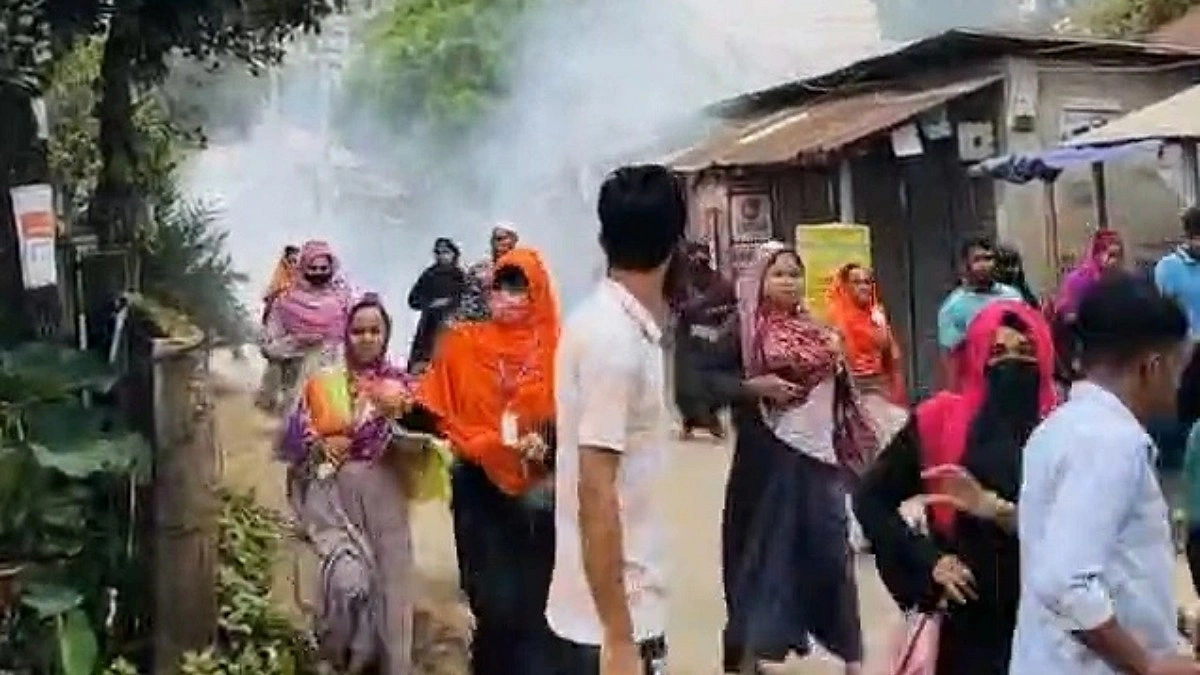 ছুটি ও বেতনের দাবিতে শ্রীপুরে শ্রমিকদের বিক্ষোভ, পুলিশের লাঠিচার্জ