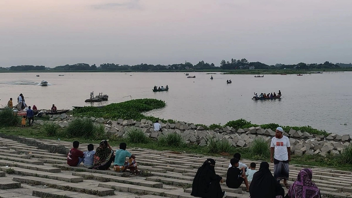 ঈদের ছুটিতে রূপসী পদ্মার পাড়ে ভিড়