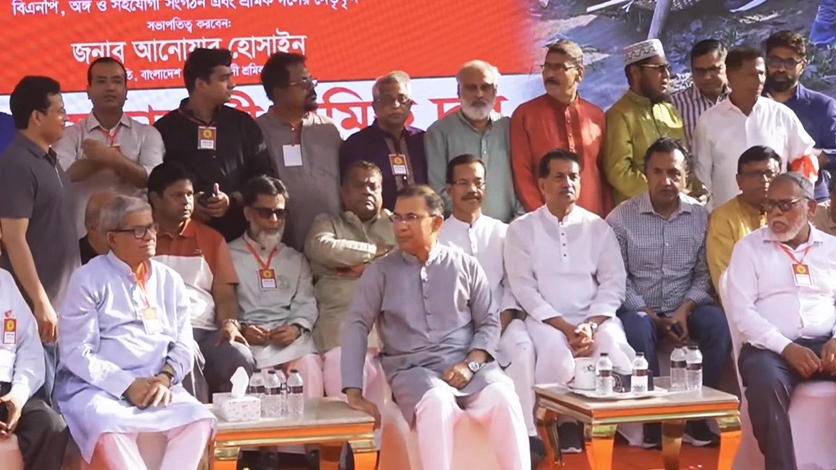 নয়াপল্টনে শ্রমিক সমাবেশে যোগ দিলেন প্রধানমন্ত্রী