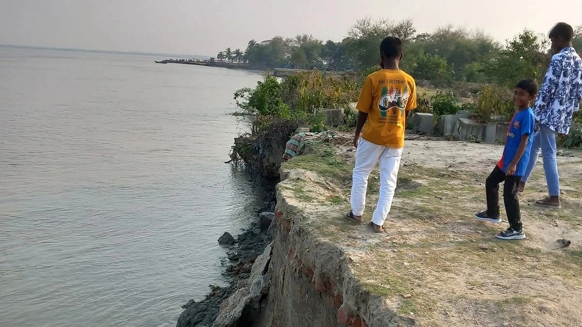ভাঙছে ছোট ফেনী নদী