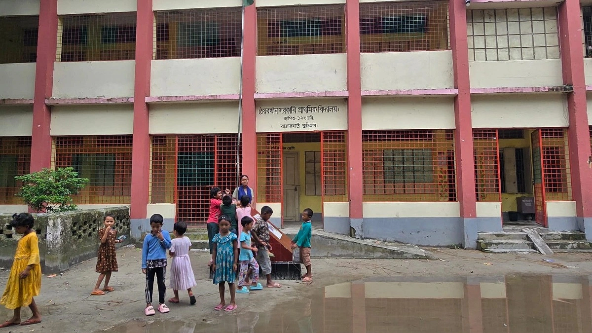 শ্রেণিকক্ষে ধান, পিয়নের হাতে পাঠদান