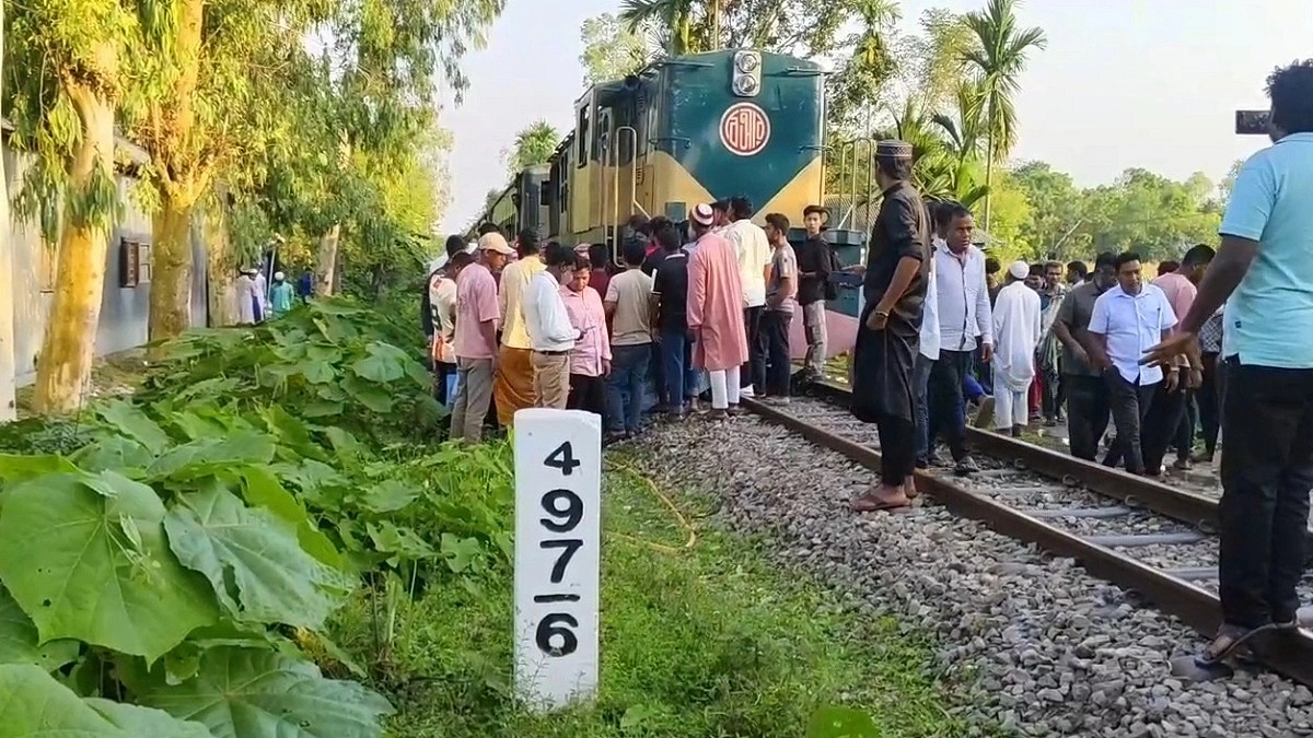 মাদ্রাসা ছাত্রদের ‘আগুন আগুন’ বলে চিৎকার প্রাণ বাঁচাল ট্রেনযাত্রীদের