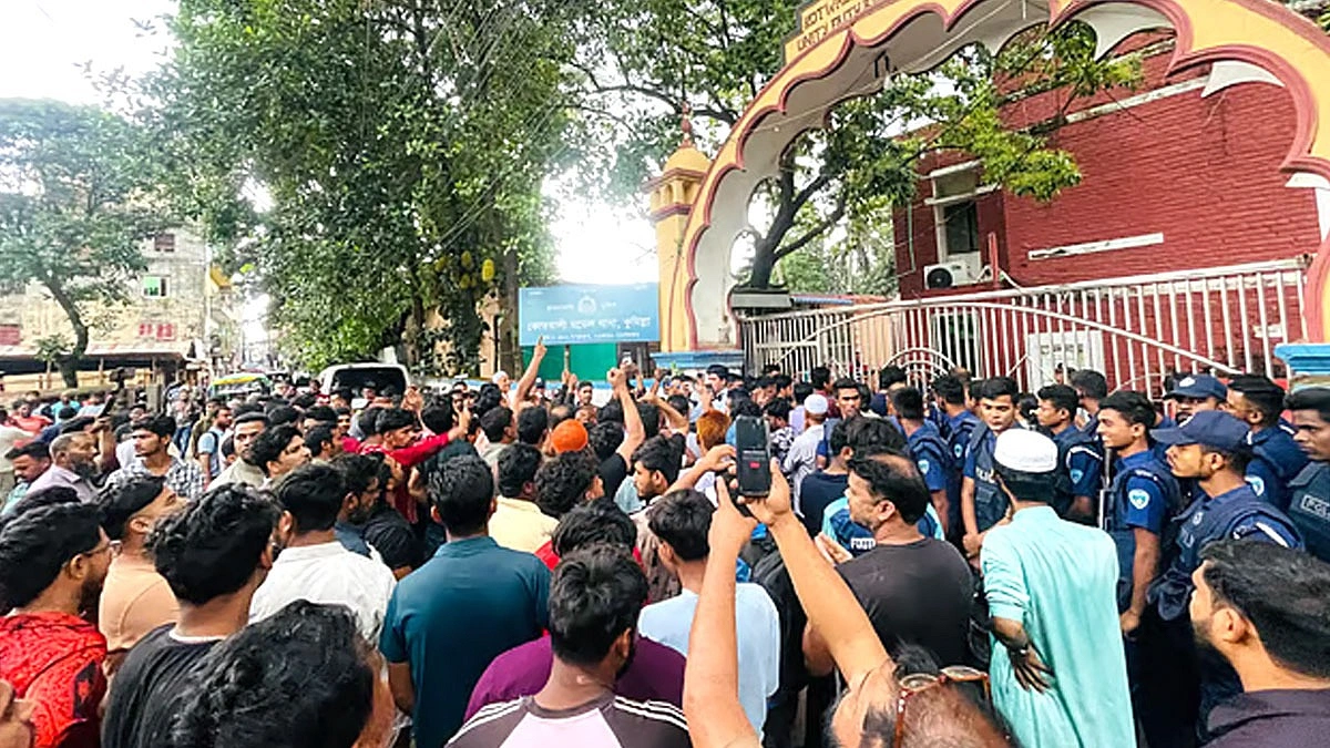 কুমিল্লায় বিএনপি নেতা আটকের পর থানা ঘেরাও, বাস টার্মিনাল অবরোধ