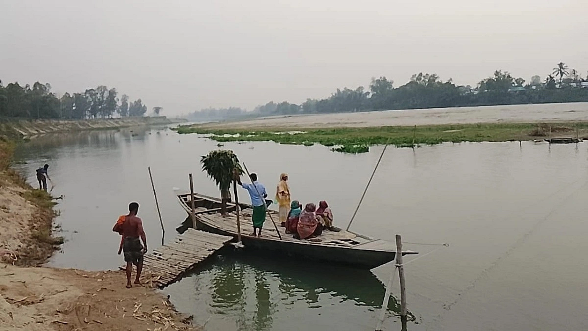 সেতুর অভাবে দুর্ভোগ, আটকে যায় বিয়েও