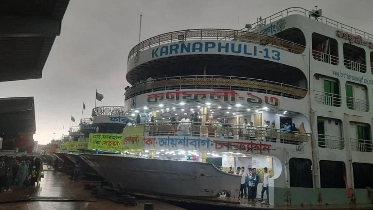 বৈরী আবহাওয়ায় বন্ধ সদরঘাটের লঞ্চ চলাচল