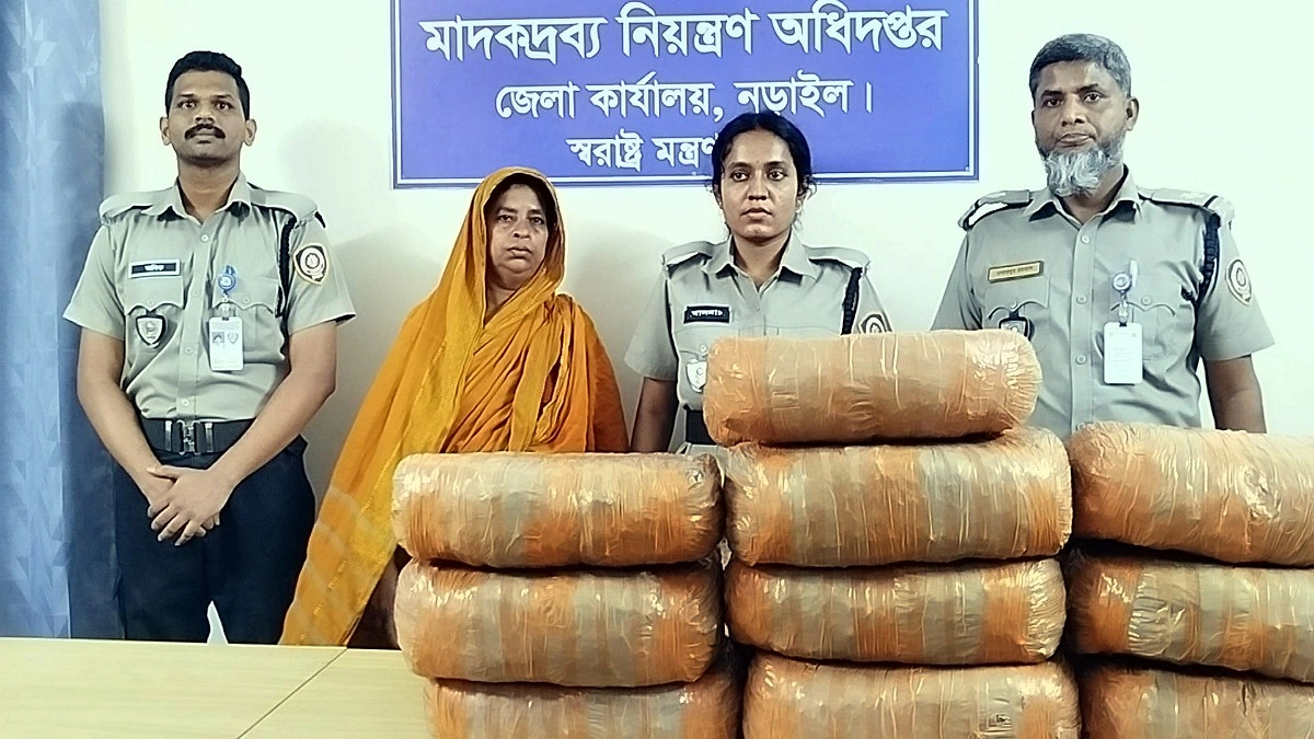 নড়াইলে ৩৮ কেজি গাঁজাসহ নারী গ্রেপ্তার