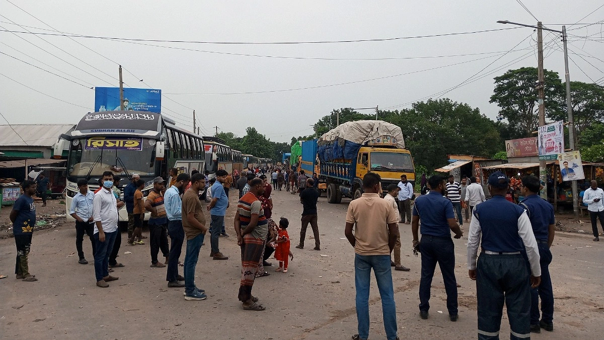 পাটুরিয়া ফেরিঘাটে ঘণ্টার পর ঘণ্টা অপেক্ষা, ভোগান্তিতে ঘরমুখো মানুষ