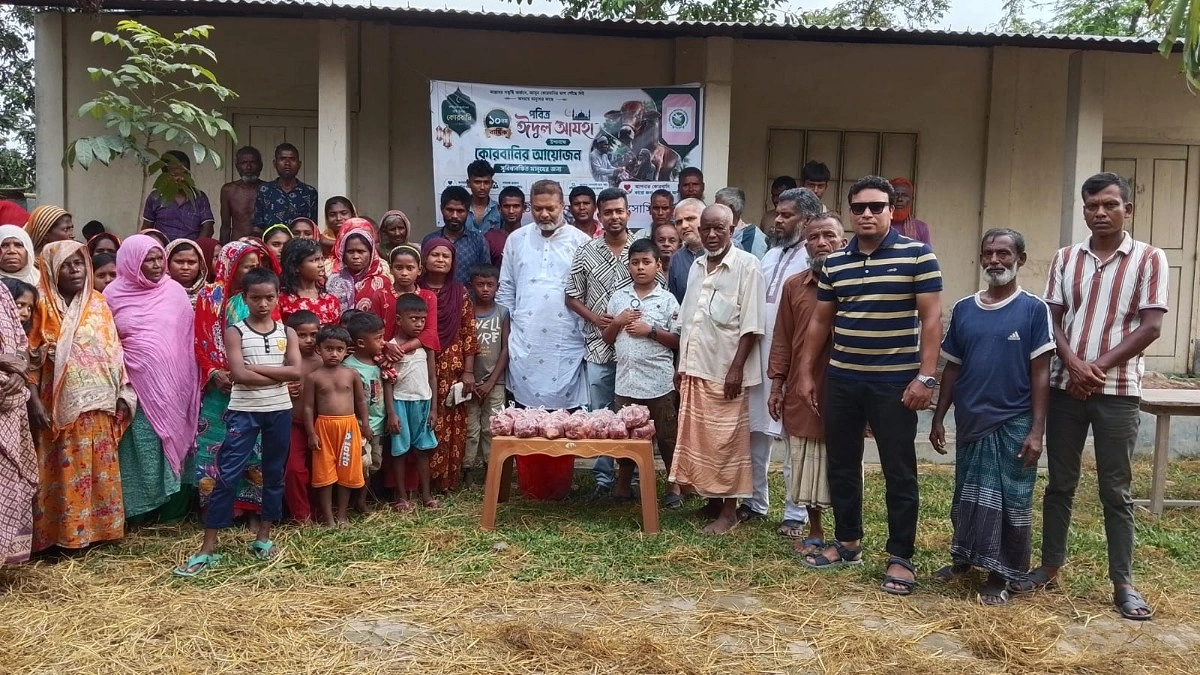পার্বতীপুরে ১৪০ পরিবারের মধ্যে কোরবানির মাংস বিতরণ