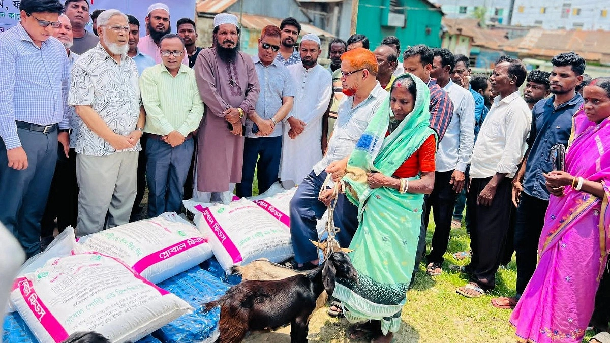 জীবনমান উন্নয়নে ছাগল পেল ১২৫ ক্ষুদ্র নৃ-গোষ্ঠী পরিবার