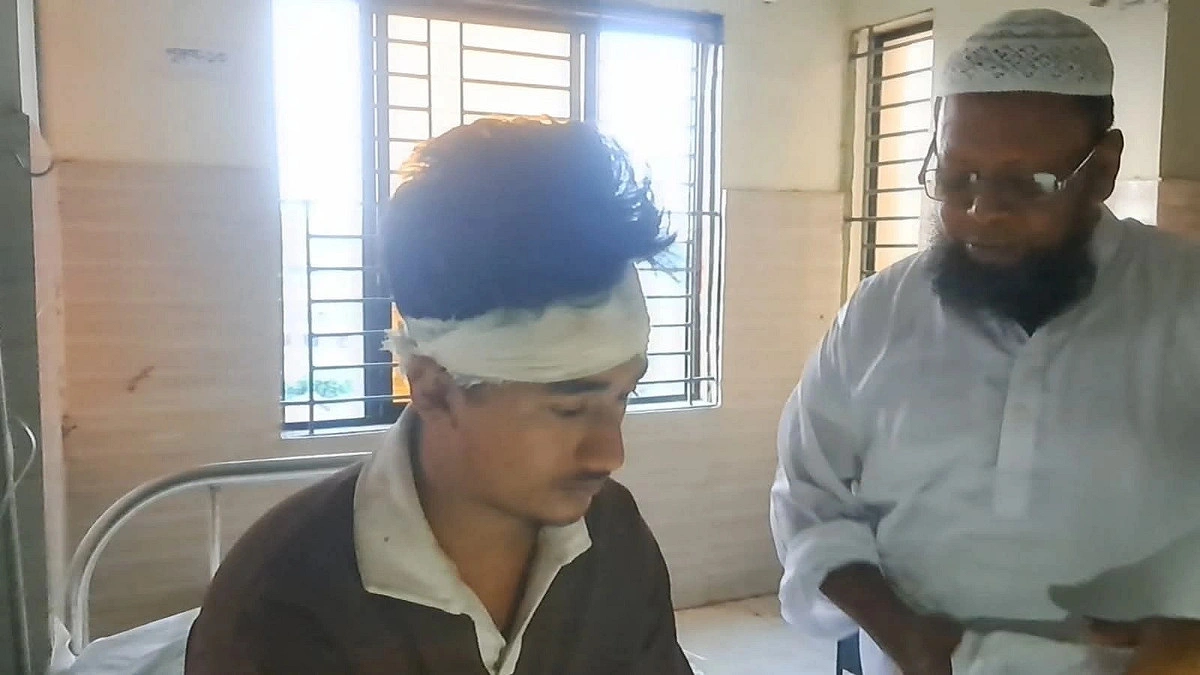 আচার চুরি নিয়ে বিবাদ, সহপাঠীকে রড দিয়ে পেটানোর অভিযোগ