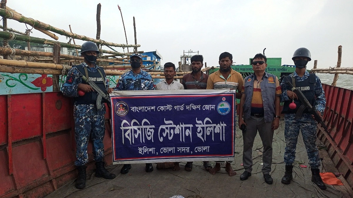 ঈদযাত্রা: যাত্রী নিয়ে নদীতে ঝুঁকিপূর্ণ ট্রলার, আটক ৩