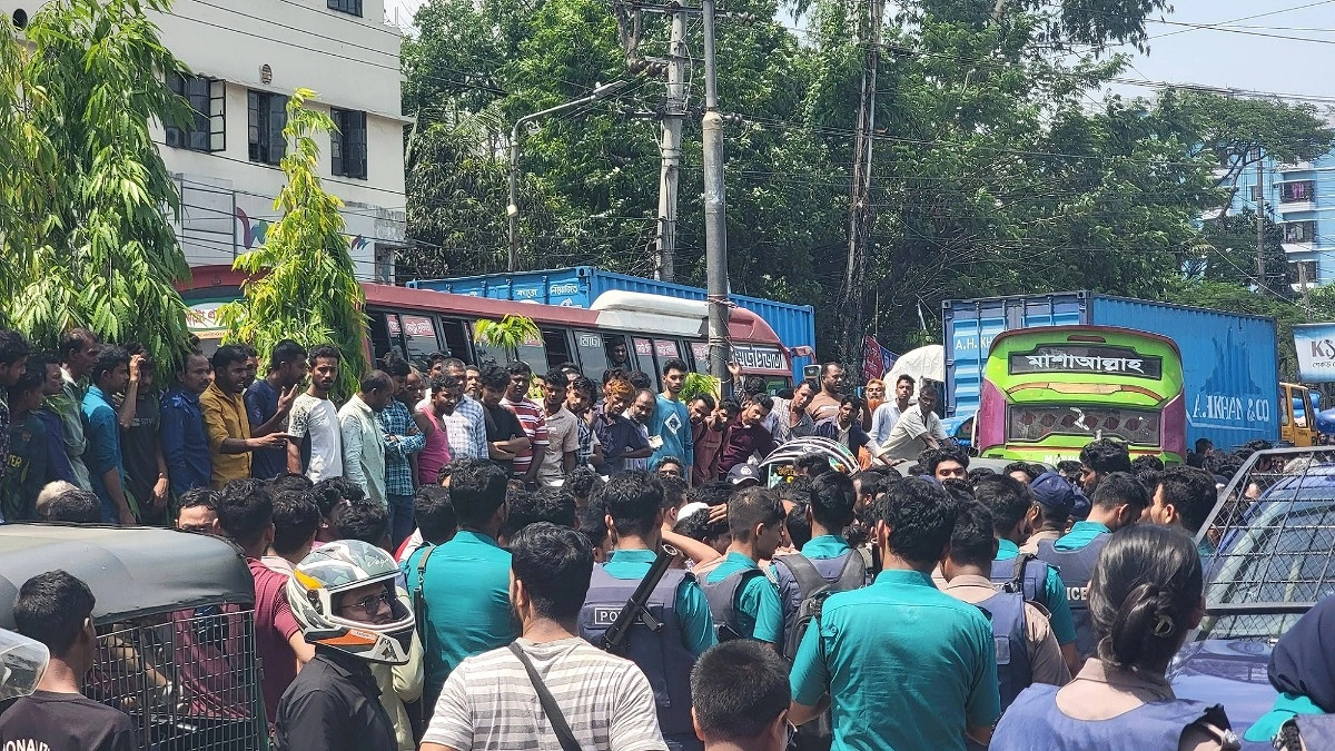 বকেয়া ভাতার জন্য রাস্তায় হাজারো শ্রমিক, যানজটে ভোগান্তি