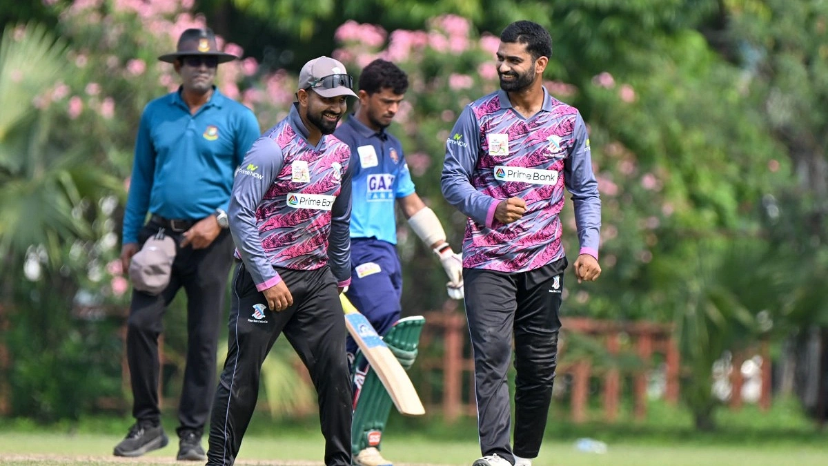 তিন বোল্ডে আলিসের হ্যাটট্রিক