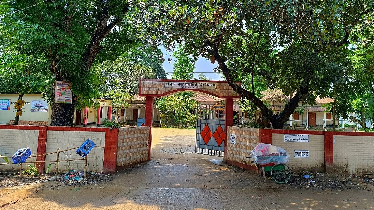 যে গ্রামের পরিচয় তার মানুষ