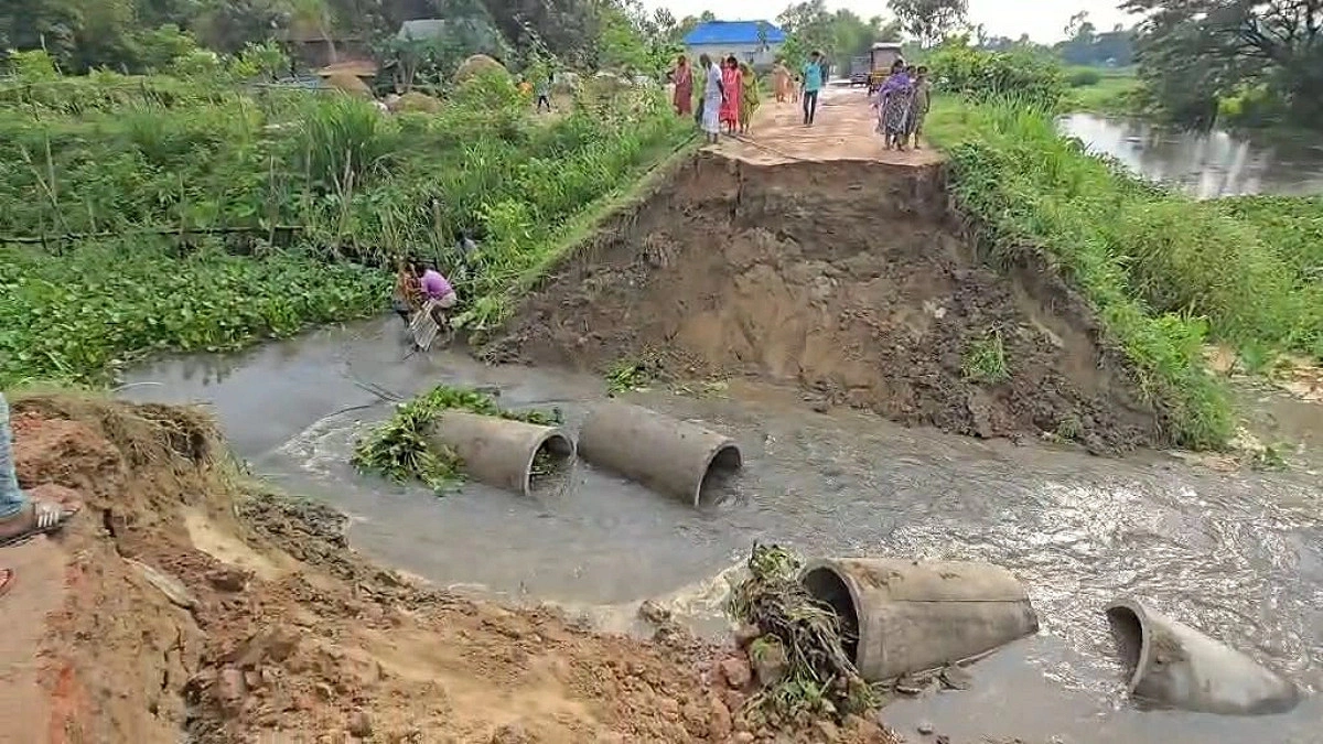 টানা বৃষ্টিতে নবীনগরে সড়ক ধস, বন্ধ যোগাযোগ