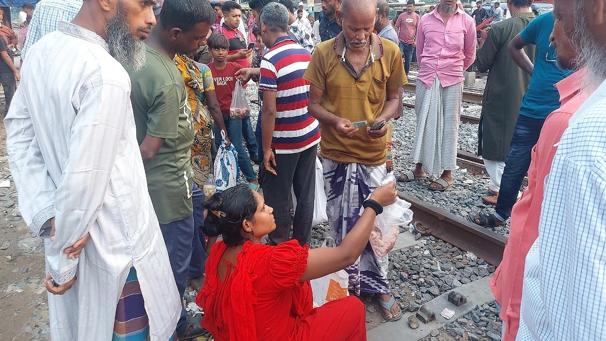 দানের মাংসে অস্থায়ী হাট, দামও কম