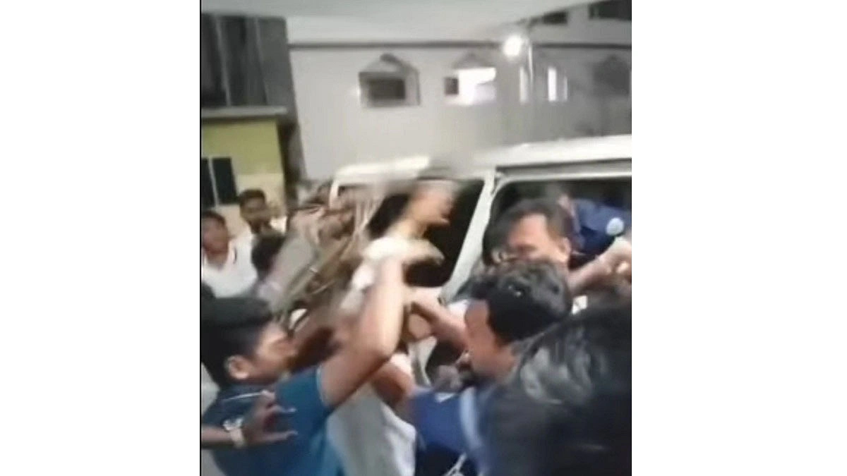 এমপিকে ‘কটুক্তিতে’ গ্রেপ্তার, আসামিকে থানায় ঢুকে মারধরের অভিযোগ