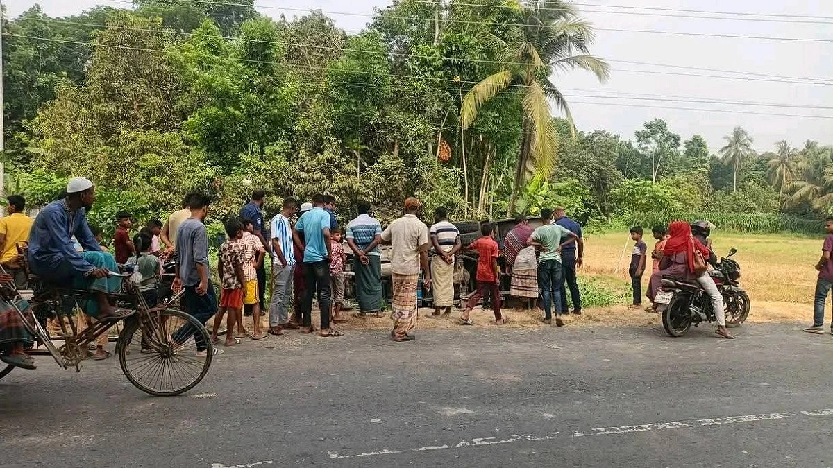 তালায় মোটরসাইকেলে ধাক্কা দিয়ে উল্টে গেল পিকআপ, নিহত ২