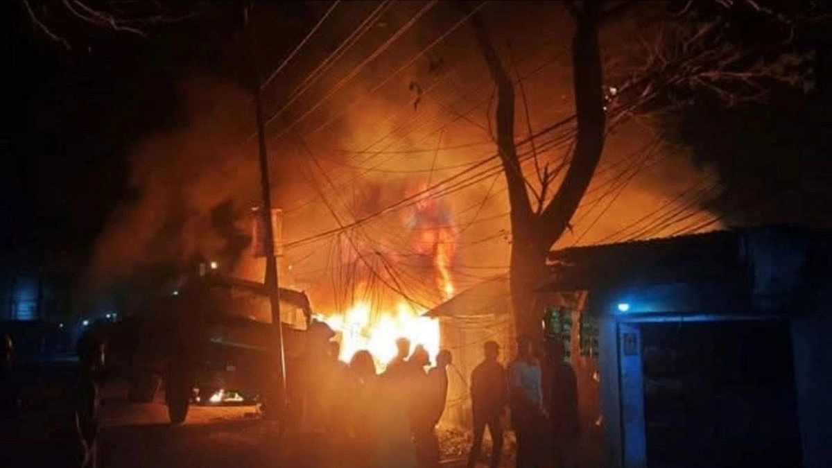 নড়াইলে পুড়ল ৪ দোকান
