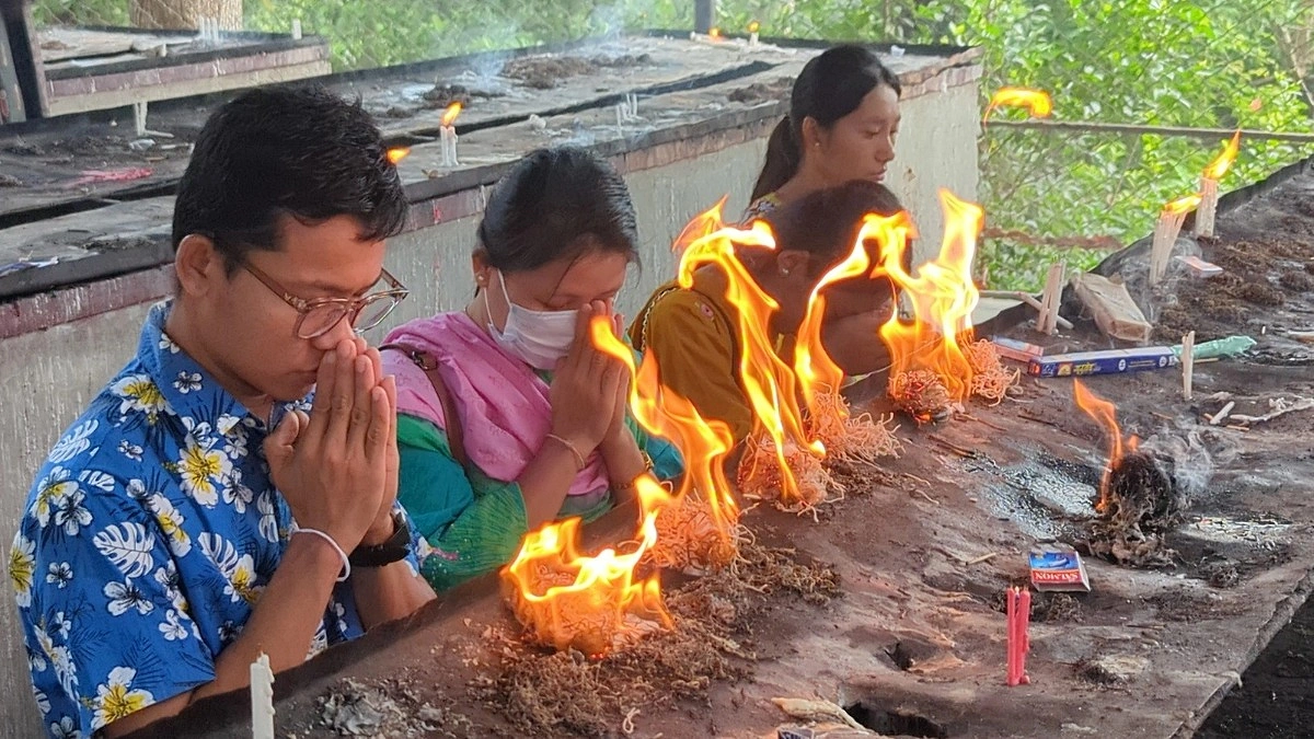রাজ বনবিহারে বুদ্ধপূর্ণিমায় শান্তি ও মৈত্রি প্রার্থনা