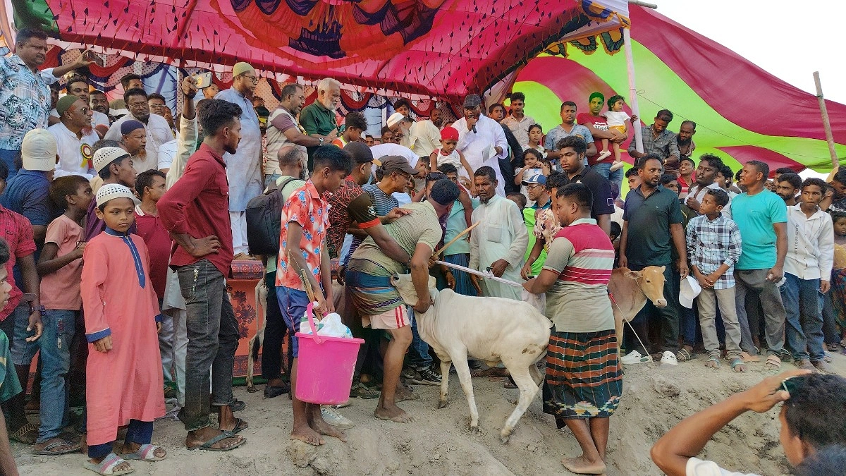 অতিথিরা বিজয়ীদের হাতে পুরস্কার তুলে দেন।