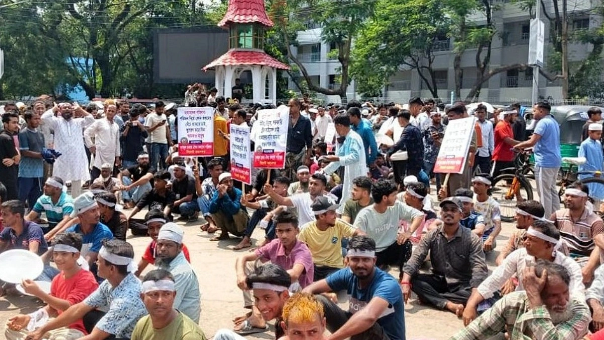 হয়রানির অভিযোগ হকারদের, প্রতিবাদে অবস্থান ধর্মঘট