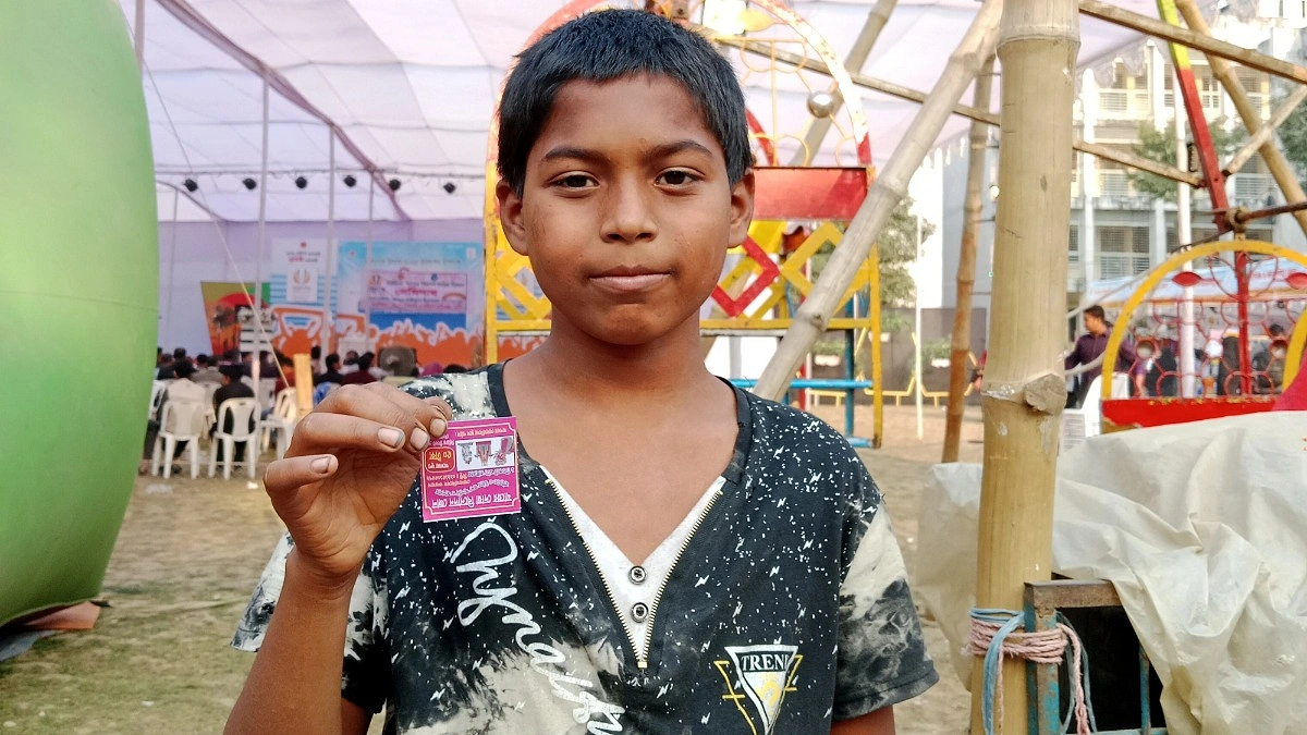 নাগরদোলায় ঝুলে থাকা জীবন