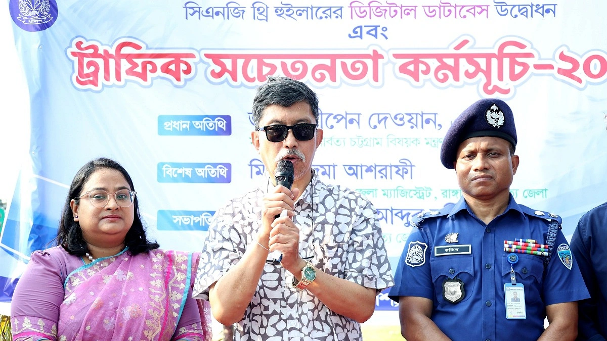 রাঙামাটিতে ডিজিটাল ট্রাফিক ব্যবস্থা চালু , সিএনজিতে থাকবে কিউআর কোড