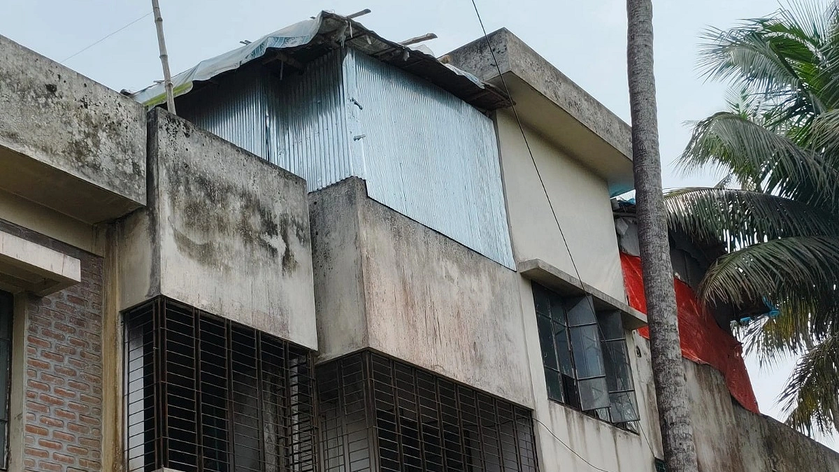 হাসপাতালের আবাসিক ভবনে ব্রয়লার খামার!