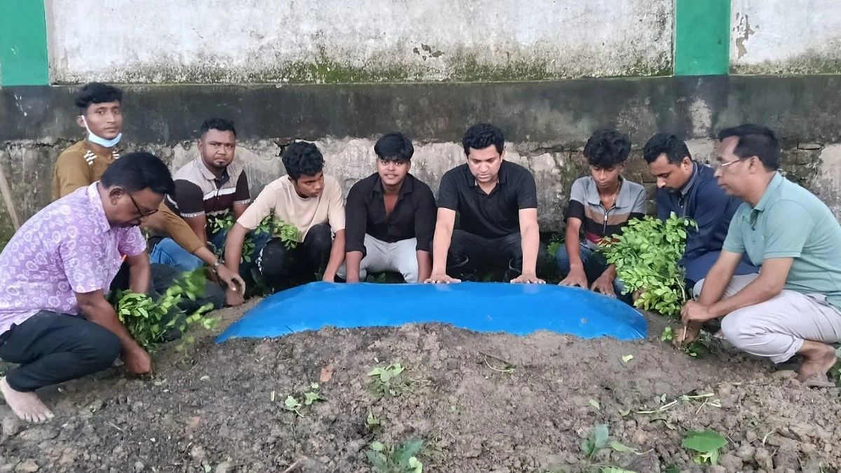 স্বজনদের অনাগ্রহ, মানবিক সংগঠনের উদ্যোগে দাফন পারভীনের মরদেহ