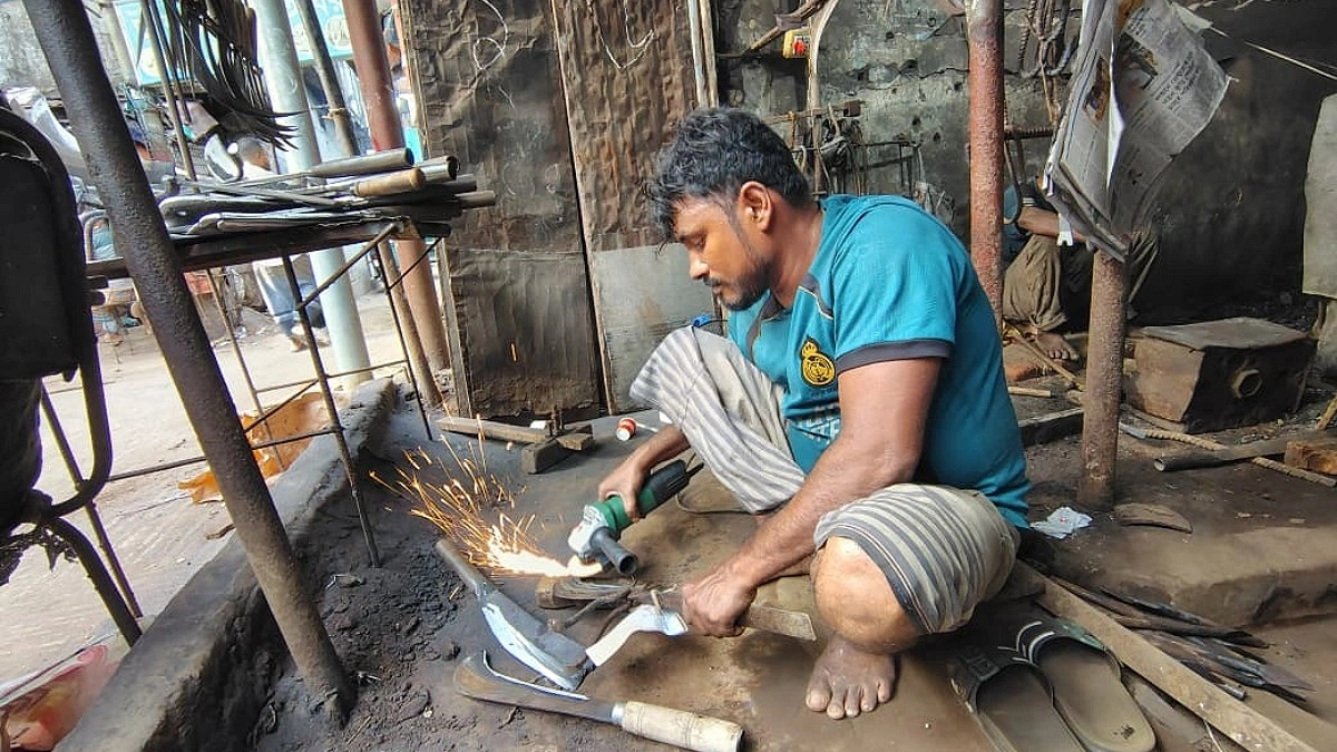 দা-ছুরির ঝনঝন শব্দে জমে উঠেছে কামারশালা