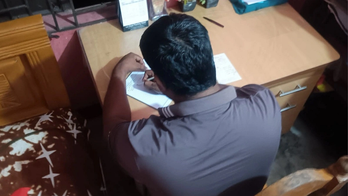মানুষের গল্প বললেও নিজেদের দুঃখ বলার জায়গা নেই