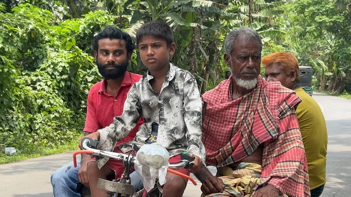 ১০ বছর বয়সেই ভ্যানের হ্যান্ডেল ধরেছে ছোট্ট আরমান