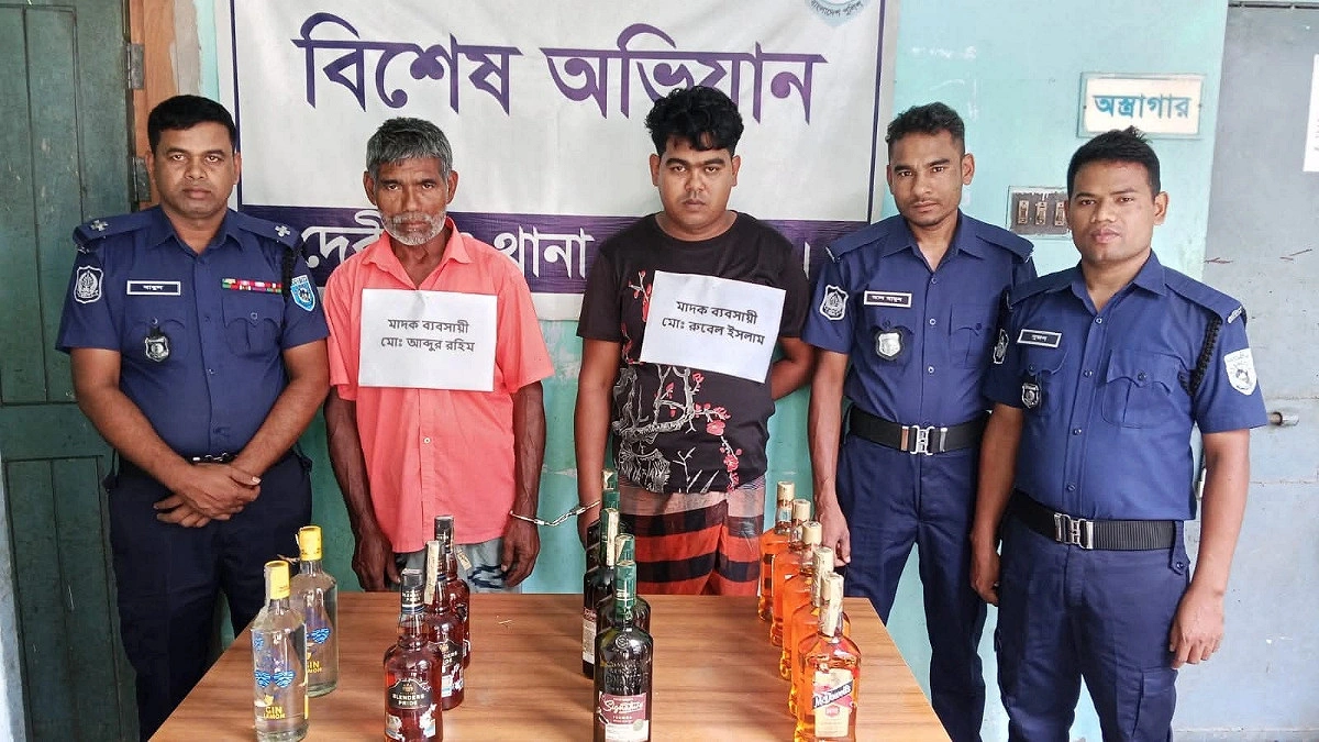 ভারতীয় মদসহ বাবা-ছেলে গ্রেপ্তার