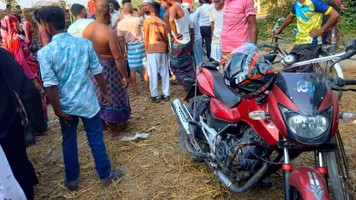 মোটরসাইকেলের সঙ্গে ট্রাকের ধাক্কা, তরুণী নিহত