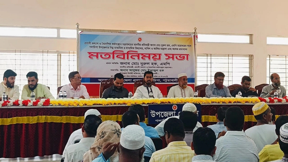 শিক্ষকদের যথাযোগ্য মর্যাদা এবং সম্মান দিতে হবে