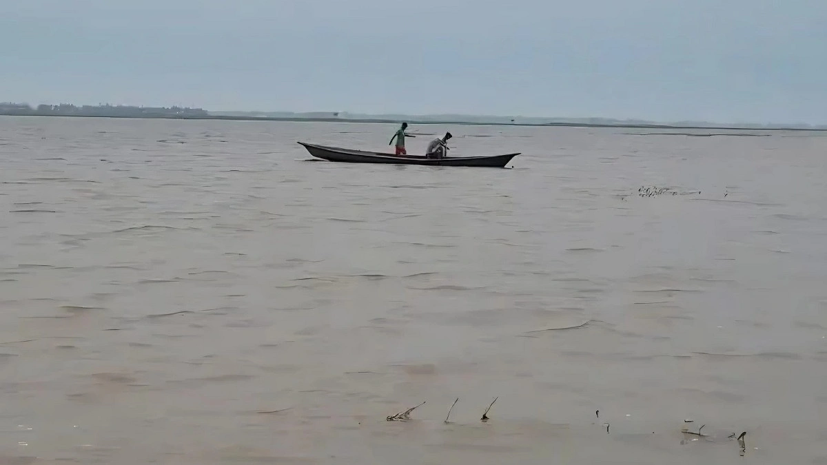 অষ্টগ্রাম হাওরে ধান কাটতে গিয়ে নৌকা ডুবে শ্রমিক নিখোঁজ