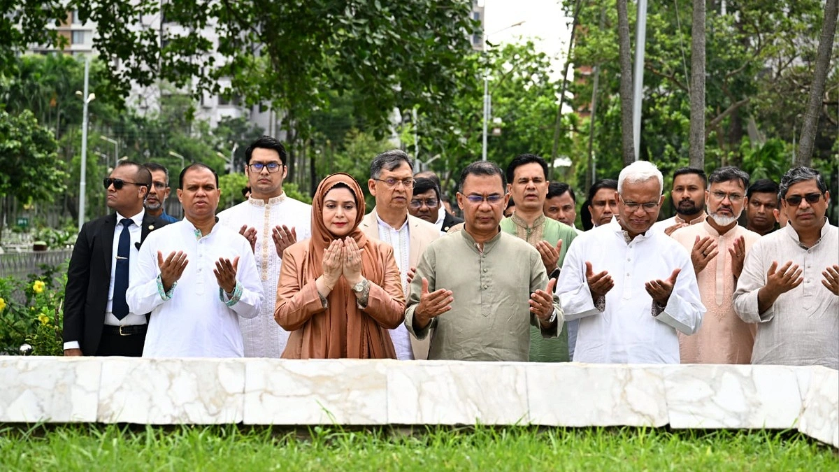বিডিআর বিদ্রোহে নিহত সেনা কর্মকর্তাদের কবর জিয়ারত প্রধানমন্ত্রীর