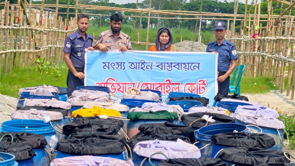 কেরানীগঞ্জে ১৫ লাখ টাকার অবৈধ রেণু পোনা জব্দ, নদীতে অবমুক্ত