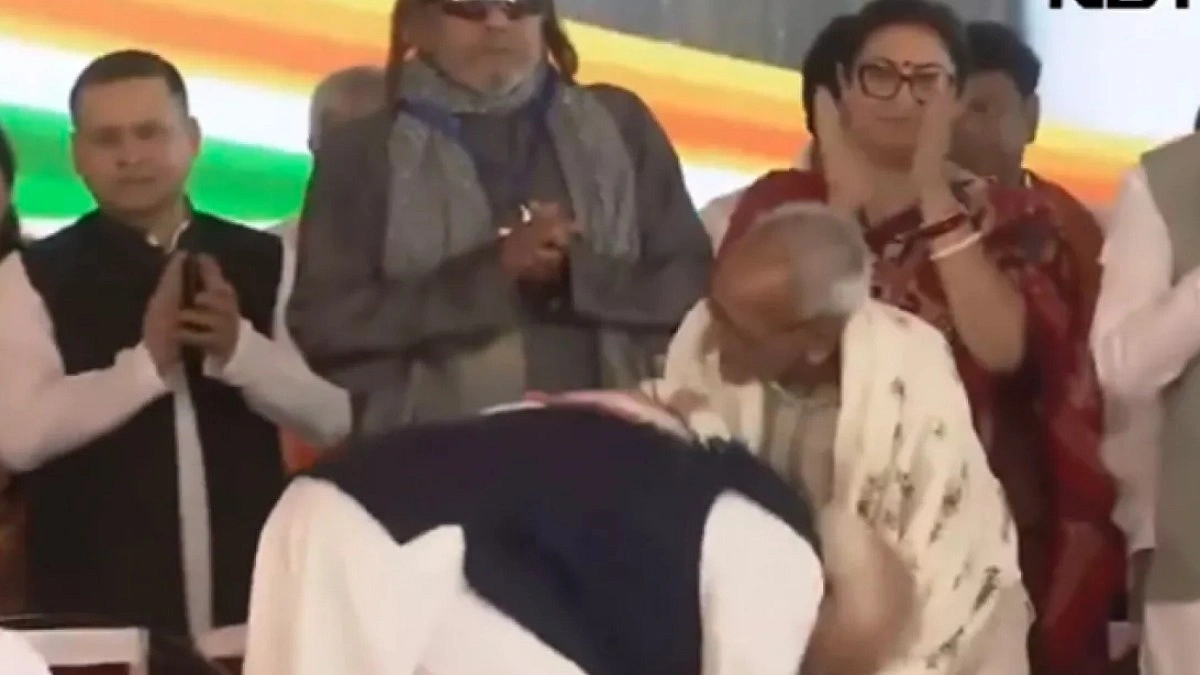 ৯৭ বছর বয়সী নেতার পা ছুঁয়ে প্রণাম করলেন মোদি