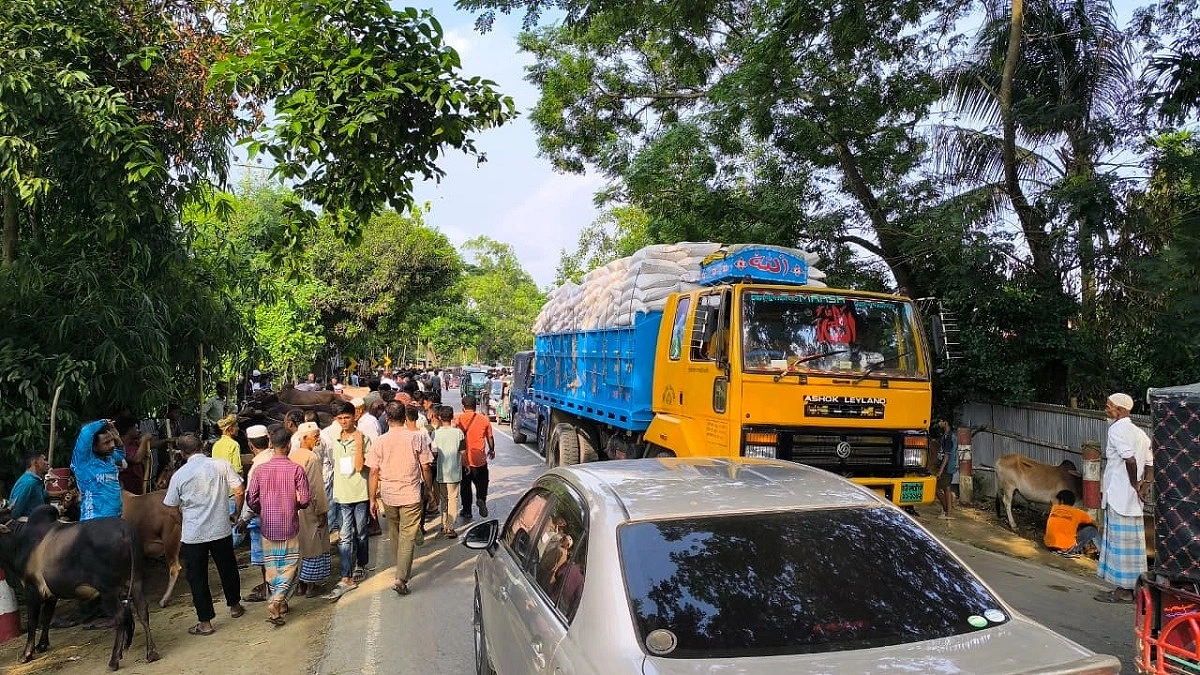সরকারি নির্দেশনা না মেনে মহাসড়কে পশুর হাট, ভোগান্তি চরমে