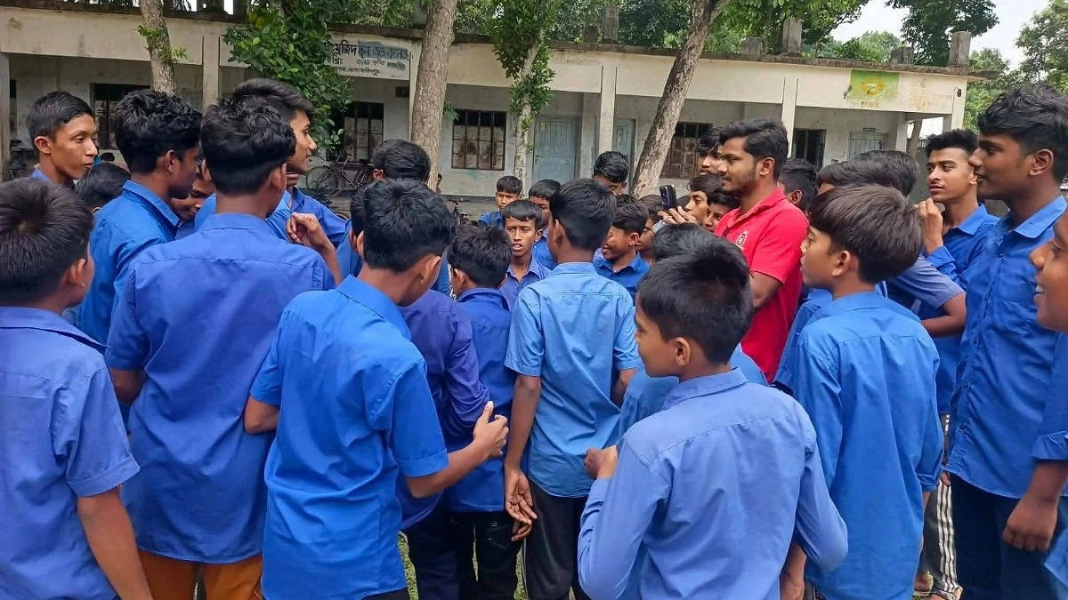 সালথায় প্রধান শিক্ষকের বিরুদ্ধে অনিয়মের অভিযোগে শিক্ষার্থীদের ক্লাস বর্জন
