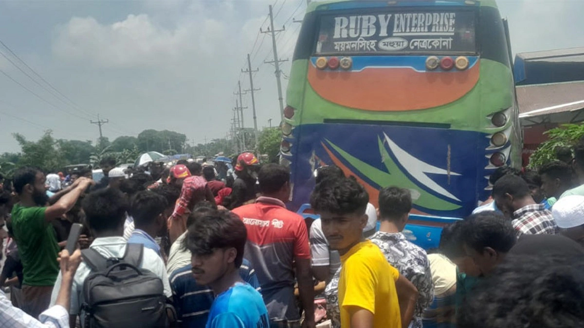 নেত্রকোনায় বাসচাপায় মা ও দুই মেয়ের মৃত্যু