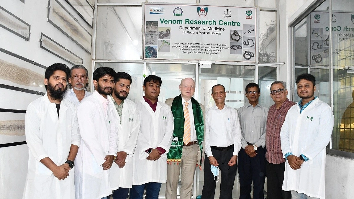 সাপে কাটার প্রতিষেধক তৈরির গবেষণা কেন্দ্র পরিদর্শনে জার্মান রাষ্ট্রদূত